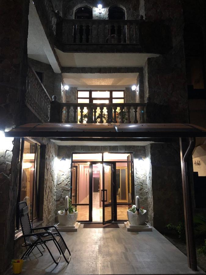 Гостевой Дом Siella Hotel Sukhumi Esterno foto