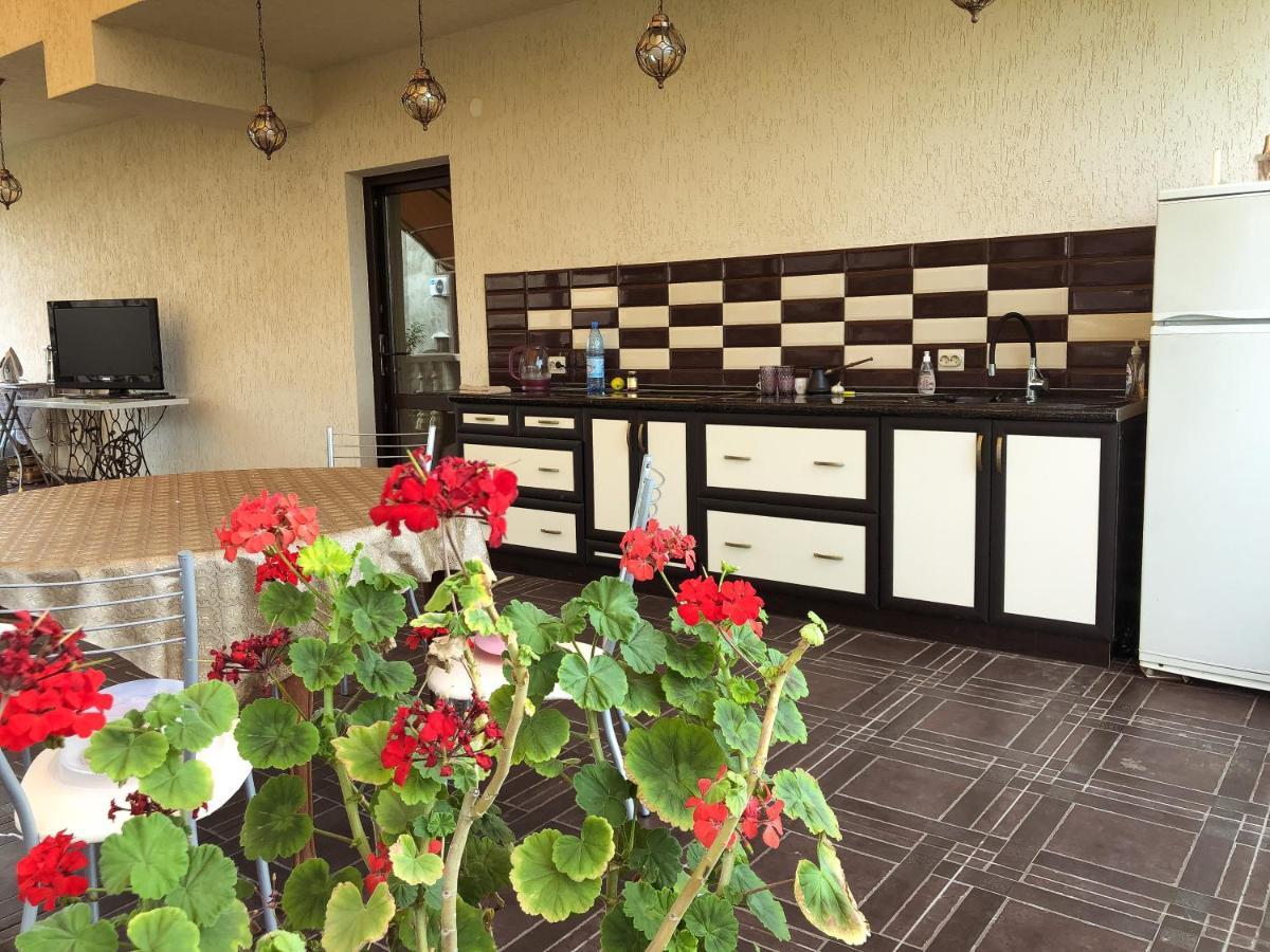 Гостевой Дом Siella Hotel Sukhumi Esterno foto