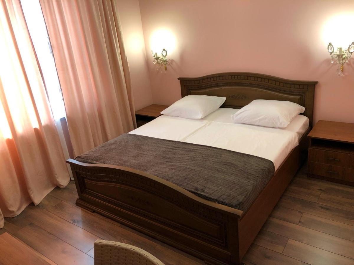 Гостевой Дом Siella Hotel Sukhumi Esterno foto
